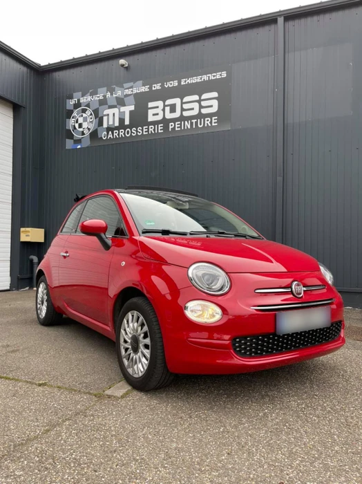 Atelier de carrosserie automobile, vue arrière d'un véhicule en cours de restauration