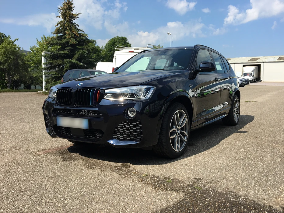 Atelier de carrosserie automobile, intérieur, sans personnage