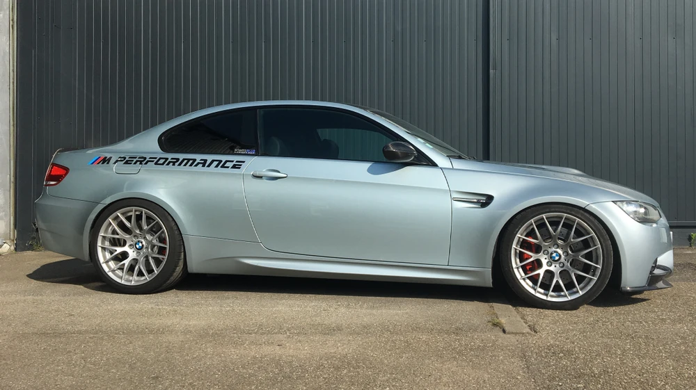 Atelier de carrosserie, intérieur, sans personnage