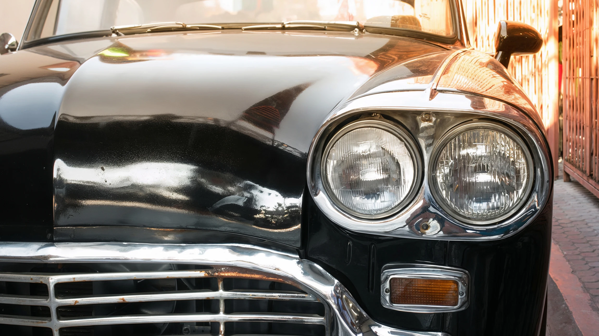 Scène extérieure urbaine avec voiture classique noire garée devant bâtiment en brique rouge