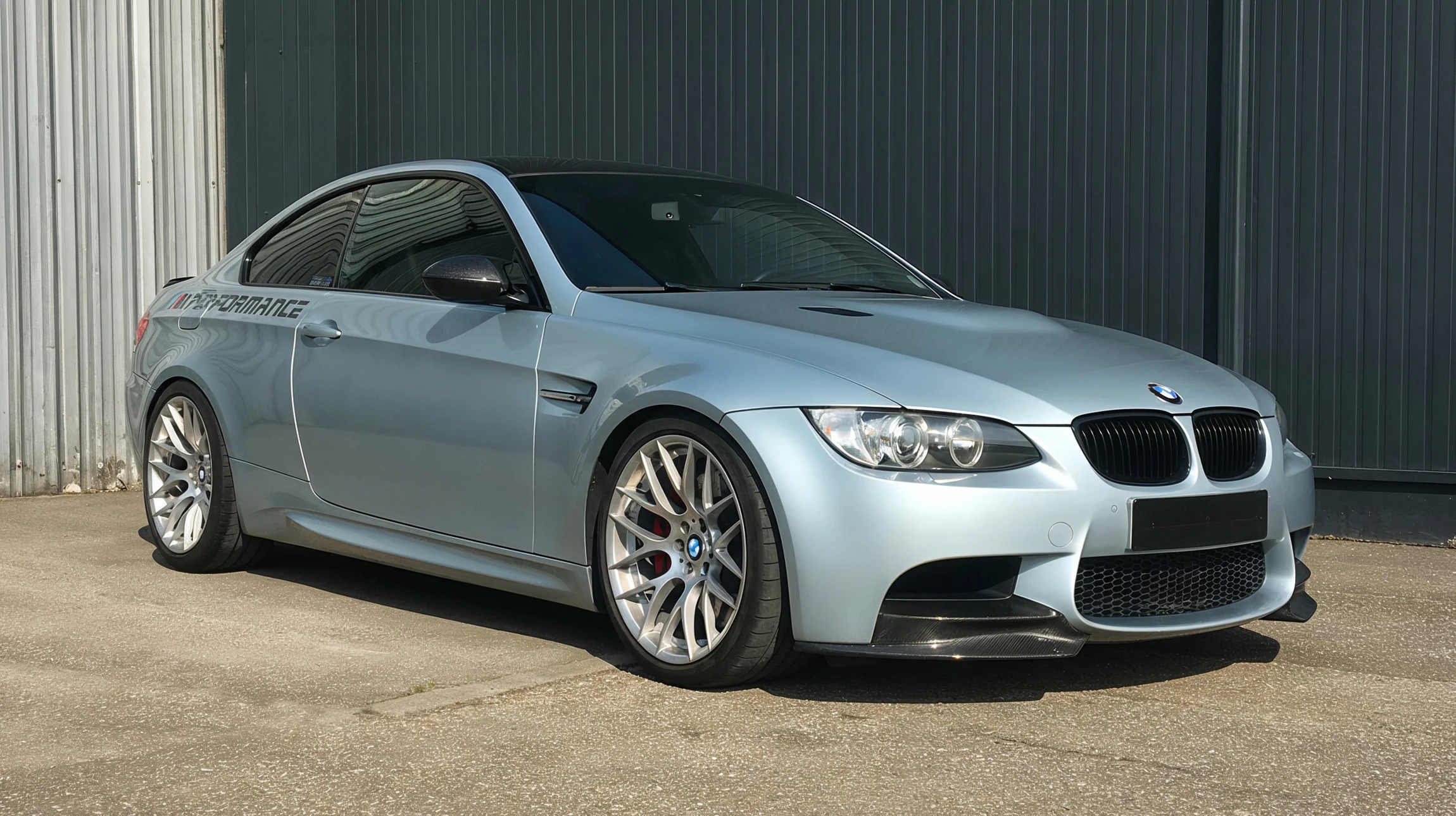 Gros plan sur le capot avant d'une voiture de sport orange m&eacute;tallis&eacute; avec reflets lumineux