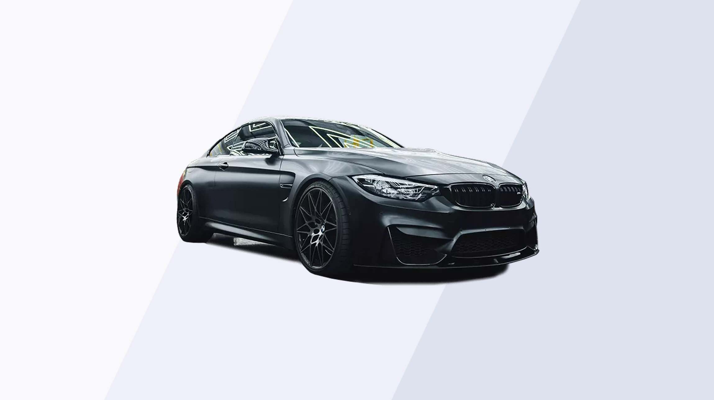 Atelier de carrosserie automobile avec technicien appliquant peinture au pistolet &agrave; peinture sur aile de v&eacute;hicule